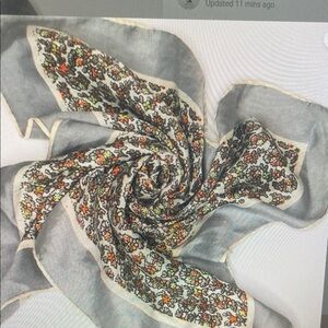 Chic Floral Gray and Cream Wrap